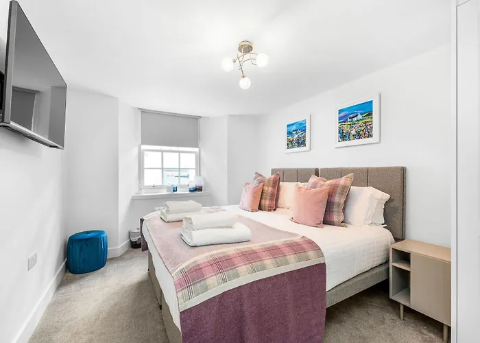 Righ Properties - Luxury West End Artisan Apartment